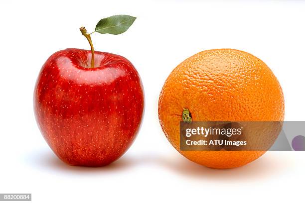 apple and orange - apple stock-fotos und bilder