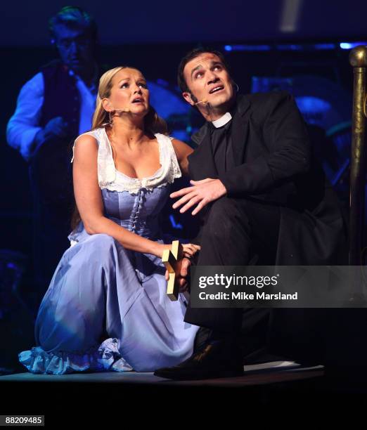 Jennifer Ellison and Shannon Noll performs 'War of The Worlds' at Elstree Studios on June 4, 2009 in Borehamwood, England.