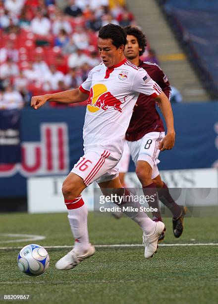 Alfredo Pacheco of the New York Red Bulls plays the ball against the Colorado Rapids at Giants Stadium in the Meadowlands on May 30, 2009 in East...