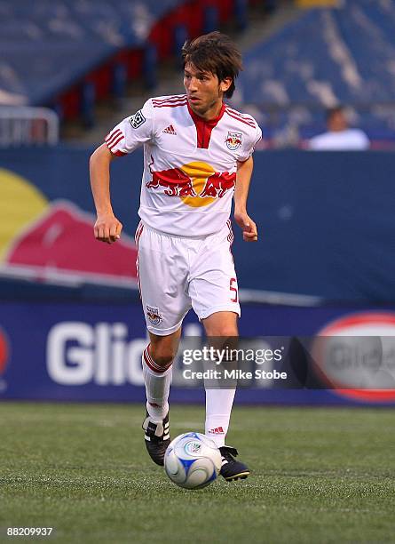 Albert Celades of the New York Red Bulls plays the ball against the Colorado Rapids at Giants Stadium in the Meadowlands on May 30, 2009 in East...