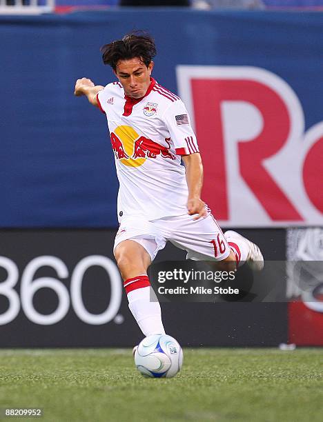 Alfredo Pacheco of the New York Red Bulls plays the ball against the Colorado Rapids at Giants Stadium in the Meadowlands on May 30, 2009 in East...