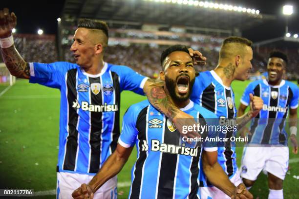 Fernandinho of Gremio celebrates scoring the opening goal during the second leg match between Lanus and Gremio as part of Copa Bridgestone...