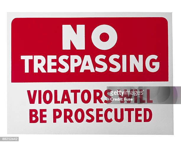 no trespassing sign - no trespassing segnale inglese foto e immagini stock