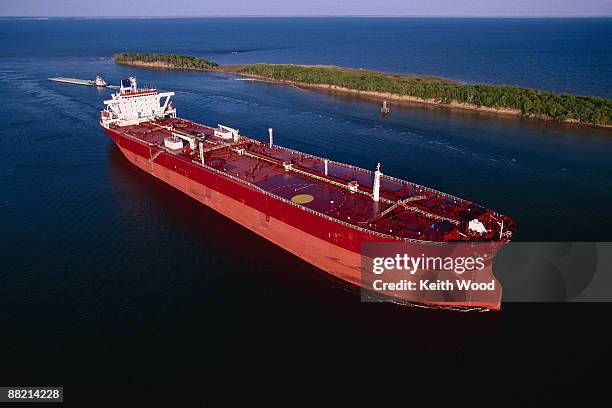 tanker on the neches river - neches fotografías e imágenes de stock