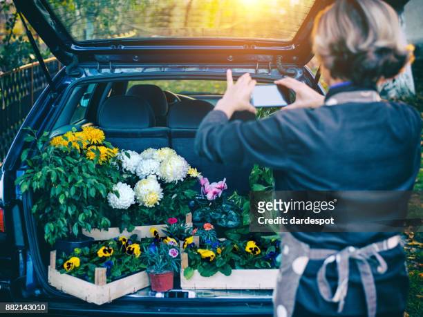 gärtnern ist meine leidenschaft! - management car smartphone stock-fotos und bilder