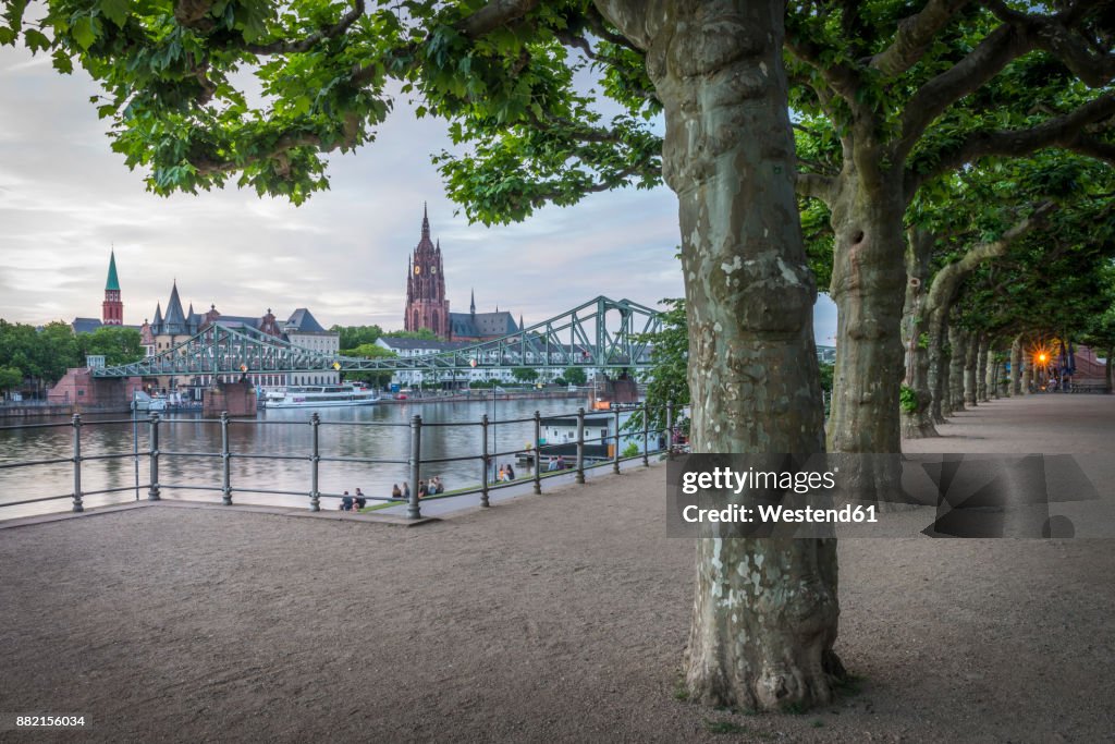 Germany, Frankfurt, view from Schaumainkai to Main River and Frankfurt Cathedral