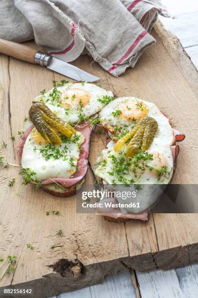 strammer max with avocado dip on wooden board - salsa espesa fotografías e imágenes de stock