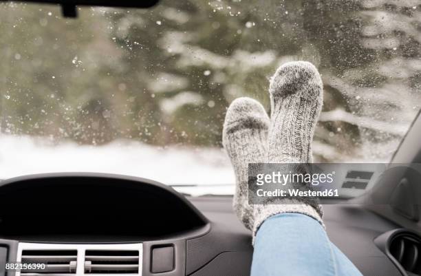 woman sitting in car with feet up on dashboard - stockings feet 個照片及圖片檔