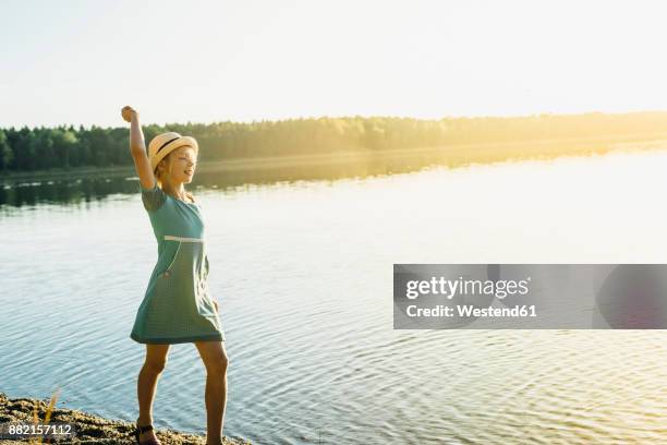 girl wearing summer dress and hat posing at lakeshore - 9 loch stock pictures, royalty-free photos & images