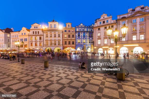 czech republic, prague, restaurants and shops at old town square at night - bohemia czech republic - fotografias e filmes do acervo