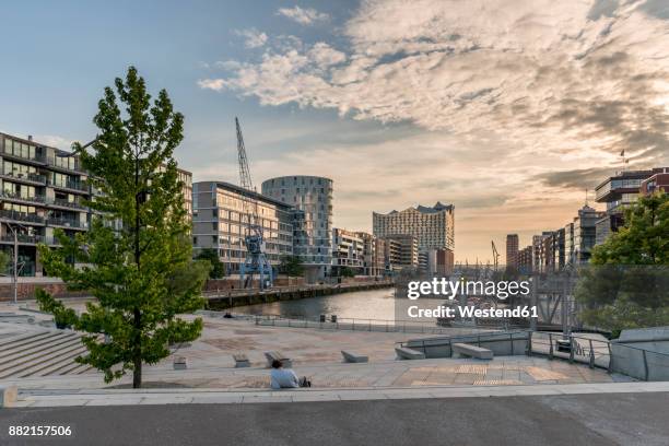 germany, hamburg, hafencity, magellan terraces and view to elbe philharmonic hall - hamburg duitsland stockfoto's en -beelden