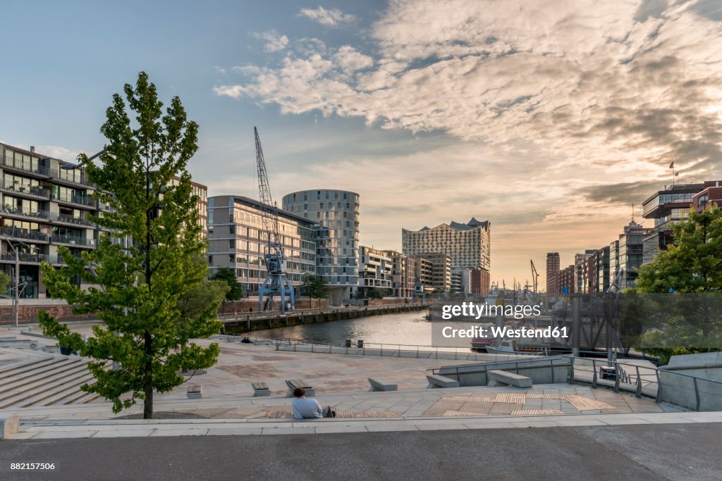 Germany, Hamburg, Hafencity, Magellan Terraces and view to Elbe Philharmonic Hall