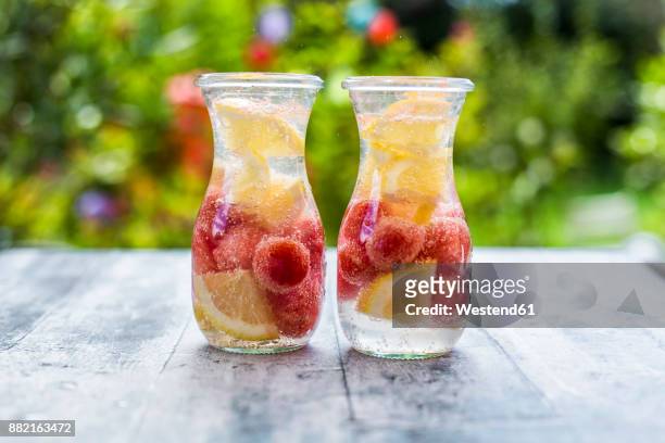watermelon lemon detox water - infused water stockfoto's en -beelden