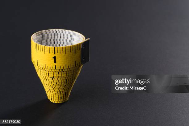 measuring tape rolled up - inch - fotografias e filmes do acervo