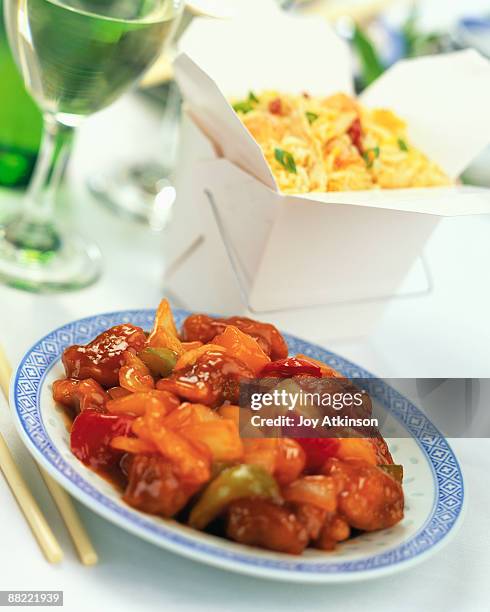 sweet and sour pork - schweinefleisch süßsauer stock-fotos und bilder