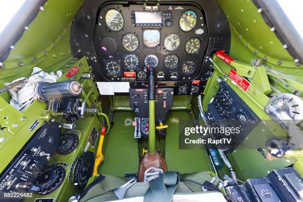 the cockpit of a mustang p-51. - vanuit een cockpit stockfoto's en -beelden
