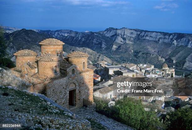 stilo la catolica, calabria, italy - calabria stockfoto's en -beelden