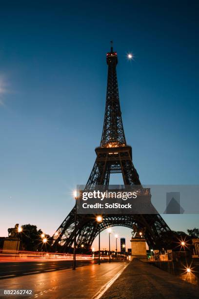 eiffel tower - eiffel tower at night stock pictures, royalty-free photos & images