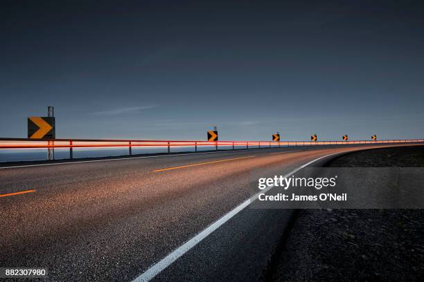 empty road at night with light trails - carretera vacía fotografías e imágenes de stock