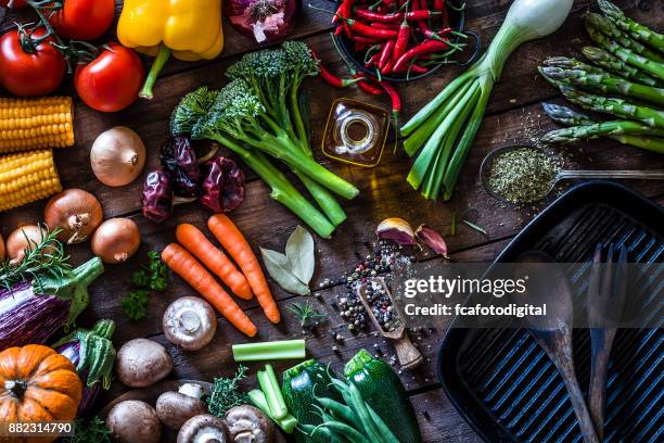 légumes frais prêts à coup sur une table en bois rustique de cuisine - ingrédients photos et images de collection