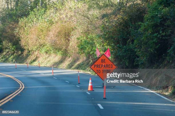 road work sign on california highway 101 north through del norte county warning be prepared to stop - del norte county stockfoto's en -beelden