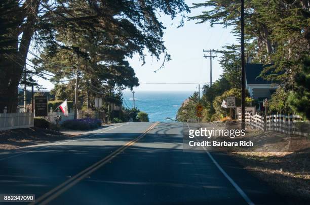 highway 1 through mendocino county on the coastal highway with pacific ocean straight ahead - メンドシノ ストックフォトと画像