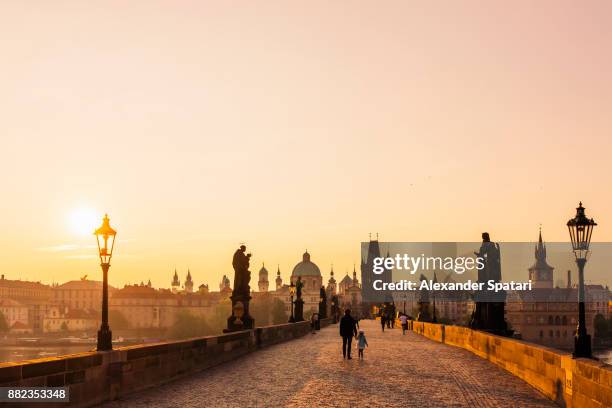 sunrise at charles bridge, prague, czech republic - mala strana stock-fotos und bilder