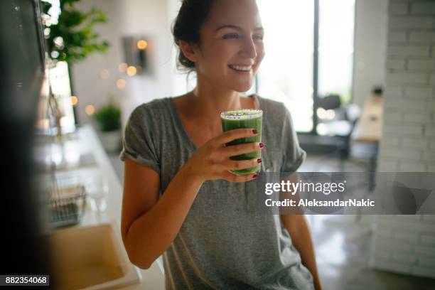 healthy smoothie for breakfast - healthy routine stock pictures, royalty-free photos & images