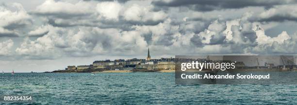 beautiful panoramic high resolution view to the old pirate city saint-malo, bretagne, france - dinard stock-fotos und bilder