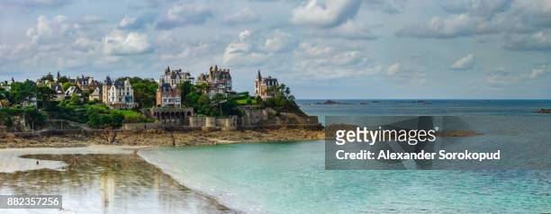 coastline in old french city, bretagne. luxury villas and low tide water. - ille et vilaine - fotografias e filmes do acervo