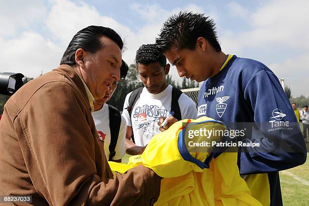 Ecuador's Cristian Noboa signs autographs during a training session with the national soccer team on June 5, 2009 in Quito, Ecuador. Ecuador will...