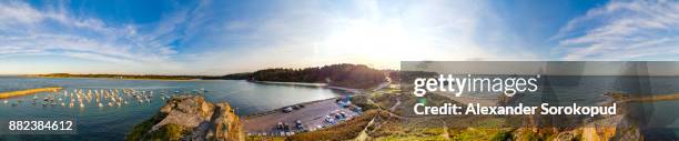 360-degree aerial panoramic view of sunset on coastline, bretagne, france - ebbe flut stock-fotos und bilder