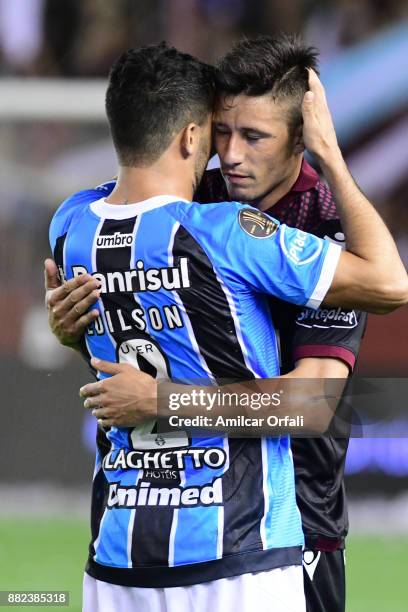 Edilson of Gremio greets Rolando Garcia Guerreño of Lanus after the second leg match between Lanus and Gremio as part of Copa Bridgestone...