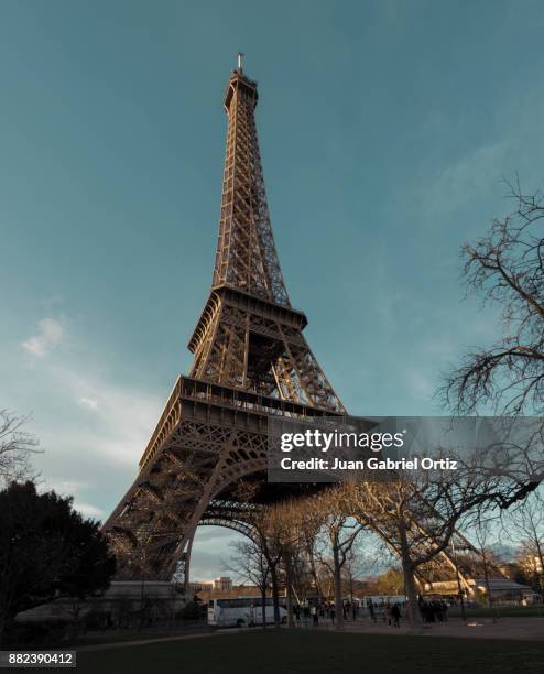 torre eiffel invierno - torre eiffel stock-fotos und bilder