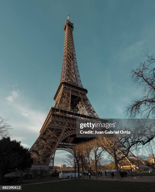 torre eiffel invierno - torre eiffel stock pictures, royalty-free photos & images