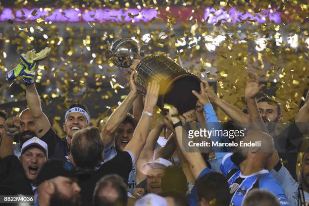 Walter Kannemann of Gremio lifts the champions trophy after the second leg match between Lanus and Gremio as part of Copa Bridgestone Libertadores...