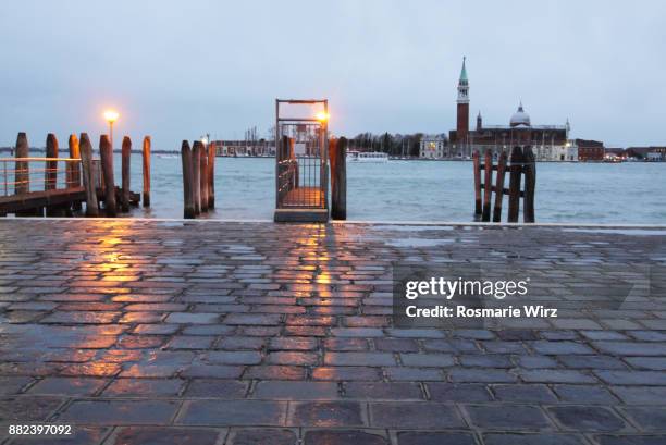 san giorgio maggiore, venice,  evening mood on a rainy day - promenade stock-fotos und bilder