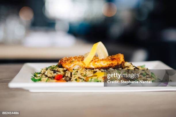 fish and ship plate - seafood platter stockfoto's en -beelden