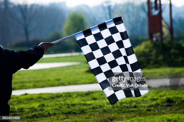 race flag - formula 1 car stock-fotos und bilder