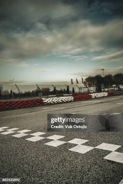 motor speedway starting line - racemotor circuit stockfoto's en -beelden