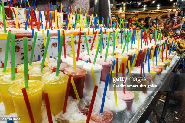 freshly squeezed freshness fruit juices at la boqueria market in barcelona - strawberry juice stock pictures, royalty-free photos & images