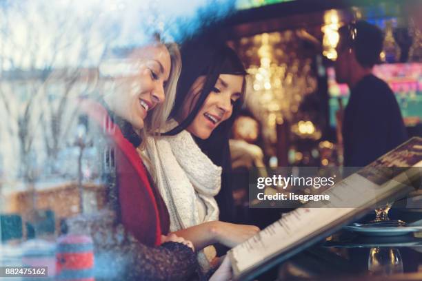 het winkelen van kerstmis - menukaart stockfoto's en -beelden