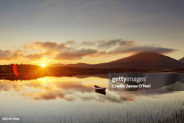 boat reflected on lake at sunset - lake sunset 個照片及圖片檔