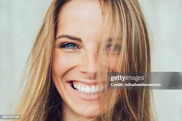 lächeln!  - toothy smile stock-fotos und bilder