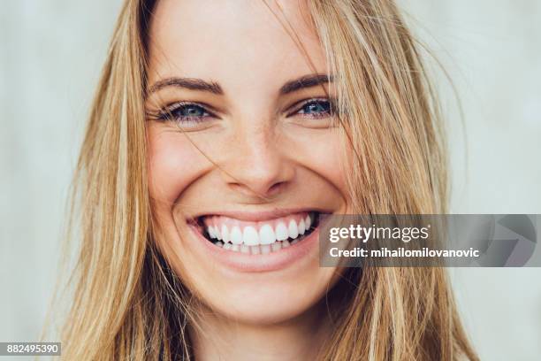 felicidad! - sonrisa con dientes fotografías e imágenes de stock