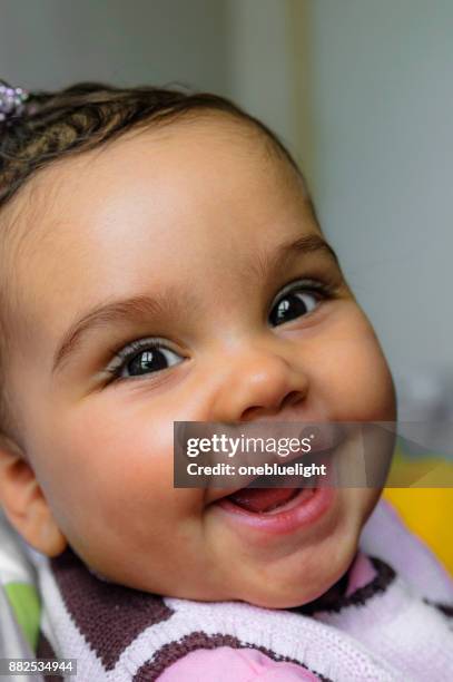 retrato, sorrindo 7 meses velho menina - onebluelight - fotografias e filmes do acervo