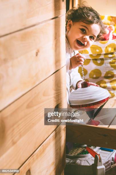 sonriente niña jugando - onebluelight fotografías e imágenes de stock