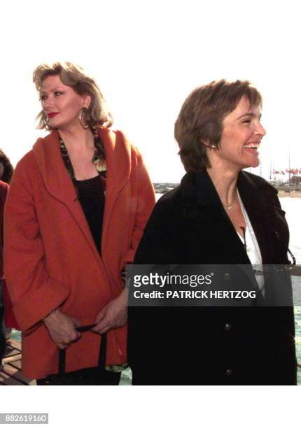 Les actrices françaises Catherine Jacob et Véronique Jeannot posent pour les photographes, le 11 avril sur une plage de la Croisette à Cannes, dans...
