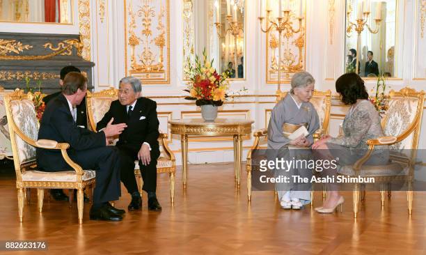 Grand Duke Henri of Luxembourg and his daughter Princess Alexandra of Luxembourg talk with Emperor Akihito and Empress Michiko at the Akasaka State...