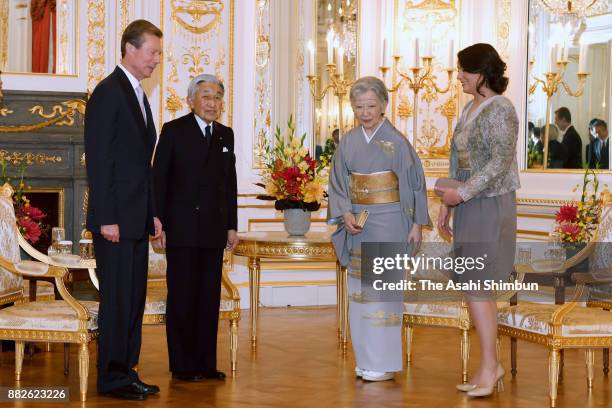 Grand Duke Henri of Luxembourg and his daughter Princess Alexandra of Luxembourg talk with Emperor Akihito and Empress Michiko at the Akasaka State...